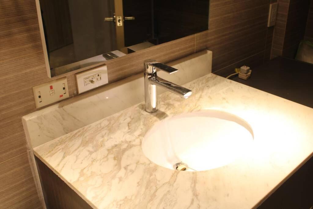 A2J Luxury Bgc Balcony Suite Near Sm Aura Taguig Manila Esterno foto